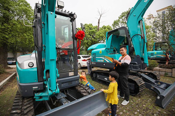 红四月，宝运莱智能挖掘机促销会节节攀升