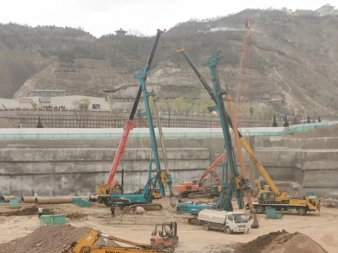 金戈铁马工程路 风雨无阻选宝运莱