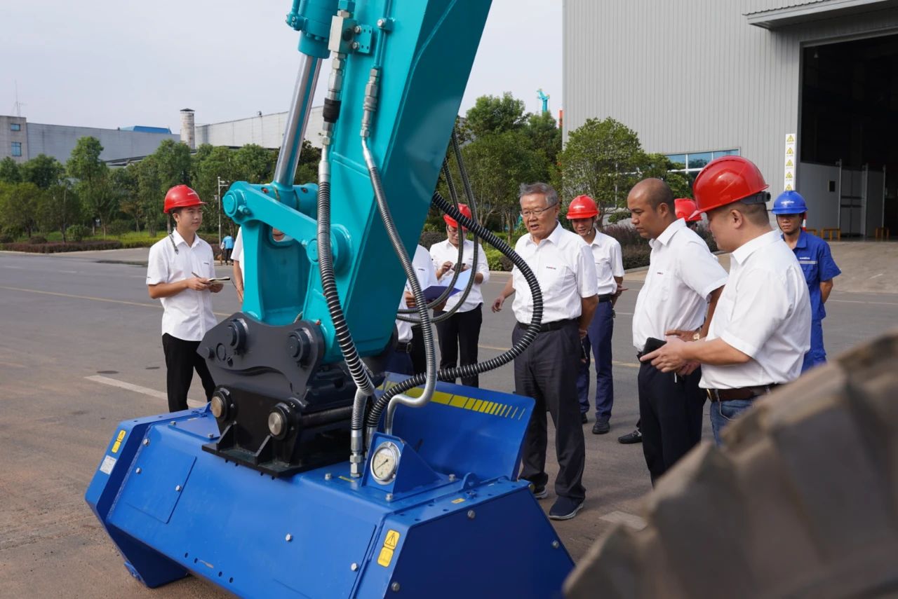 国内首台！宝运莱智能15吨级轮履两用开带机成功下线