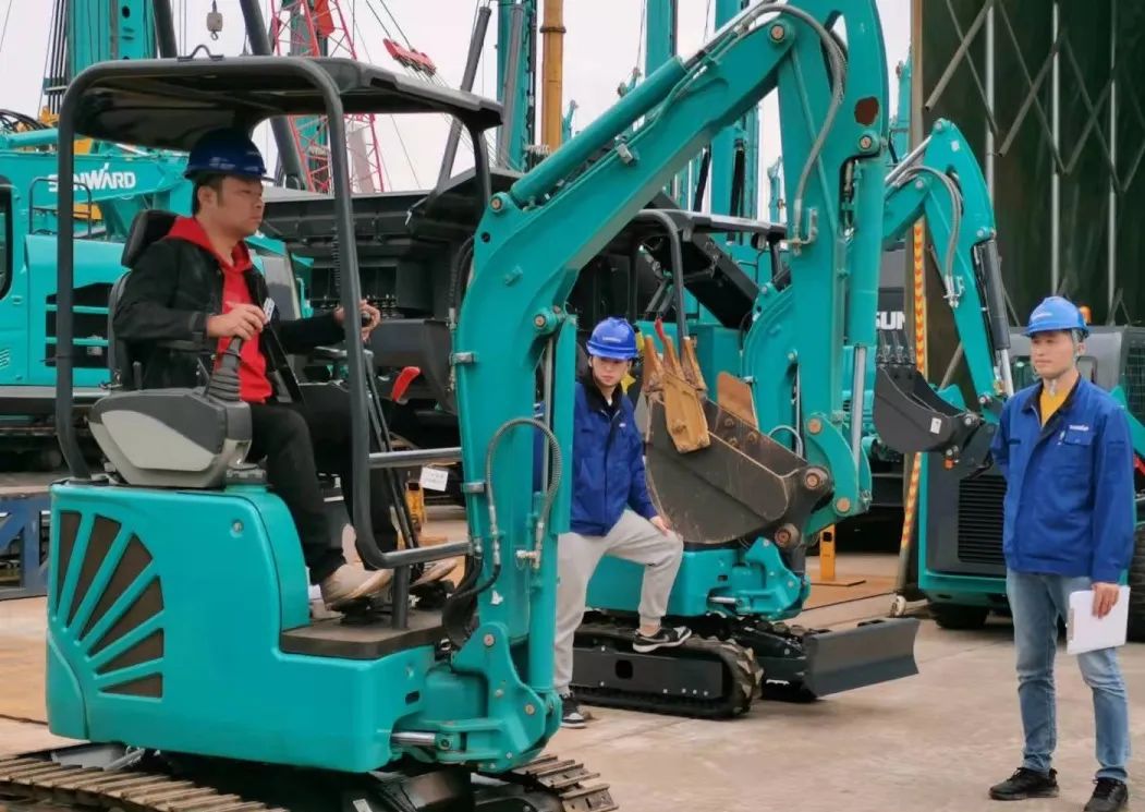 一起来“找茬”！10位“超级体验官”试驾宝运莱智能最新“F系列”挖掘机