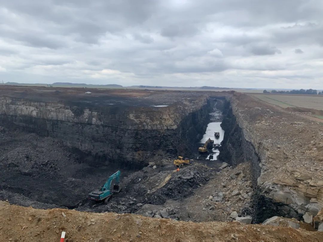 挑战矿山难题！宝运莱智能95吨级矿用挖掘机成功进入非洲市场