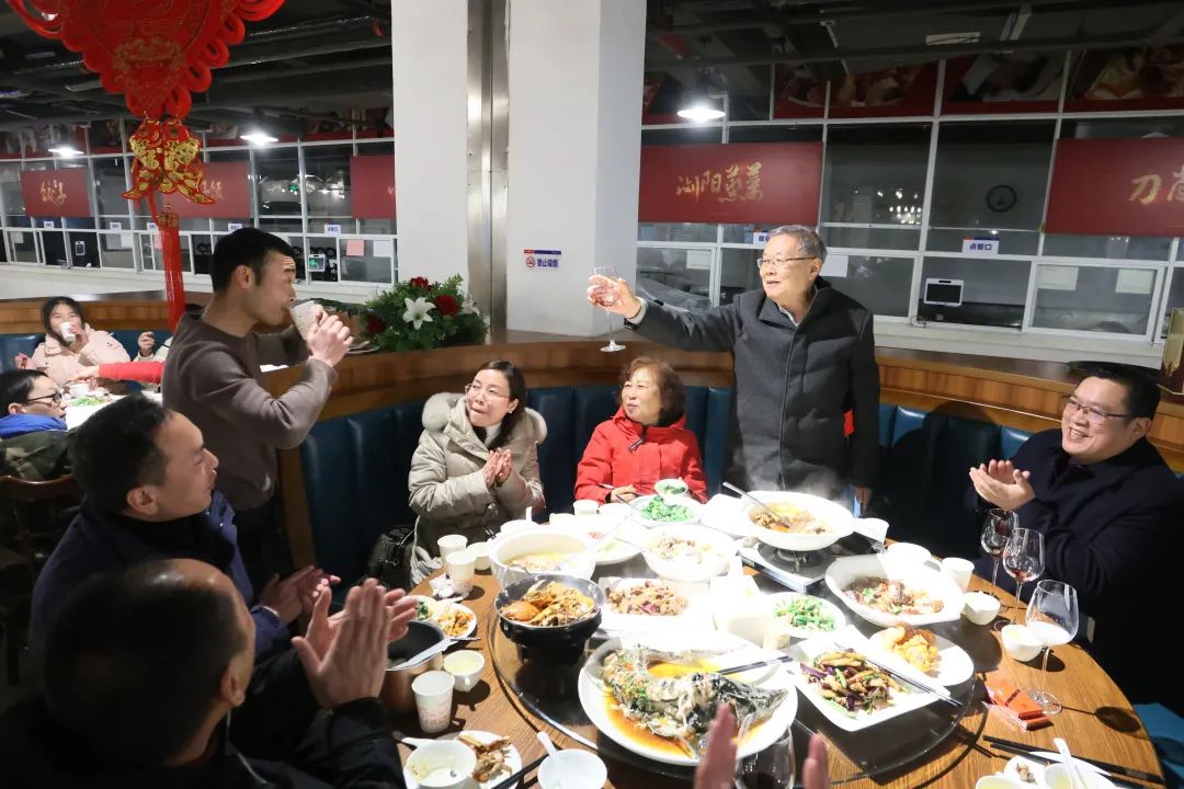 宝运莱智能董事长何清华与留厂员工一起过大年！