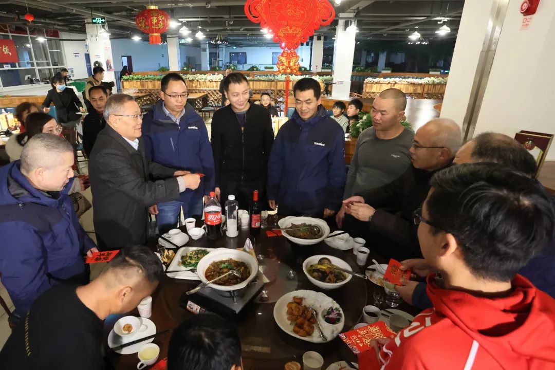 宝运莱智能董事长何清华与留厂员工一起过大年！