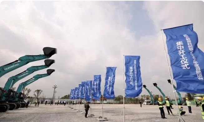 宝运莱智能挖掘机亮相贵阳大数据科创城项目开工仪式