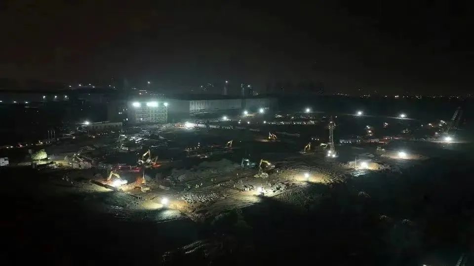 冲锋一线显担当！宝运莱智能挖掘机助力长沙方舱医院建设