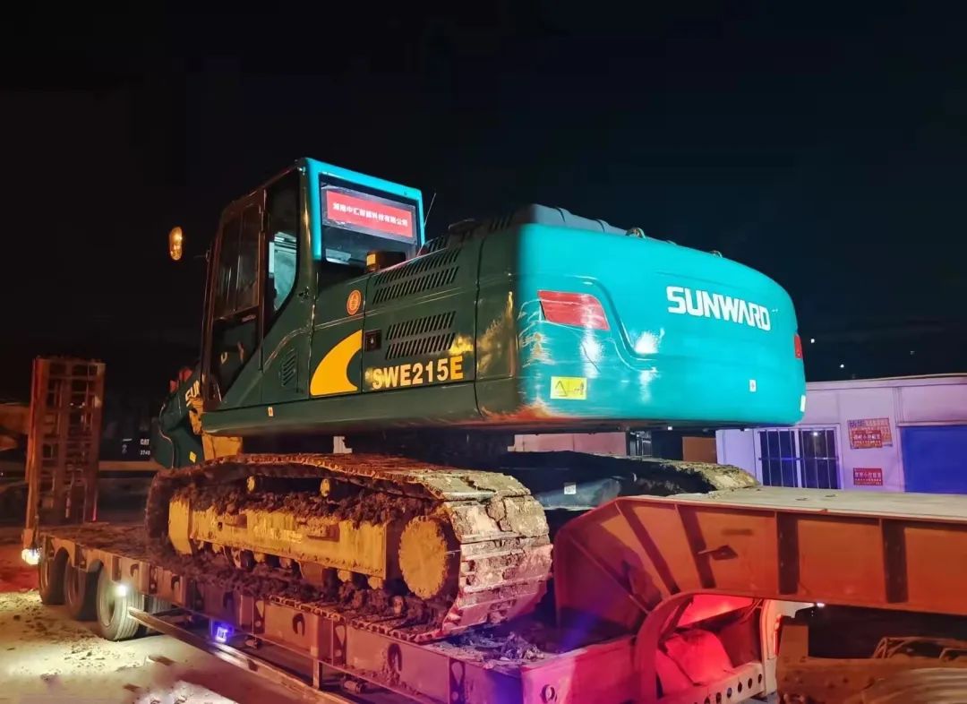 冲锋一线显担当！宝运莱智能挖掘机助力长沙方舱医院建设