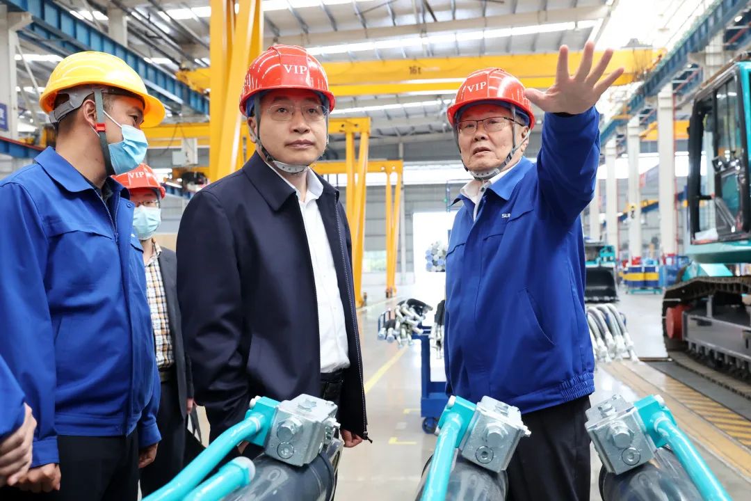 中铁二十局党委书记、董事长雷位冰带队拜访宝运莱智能