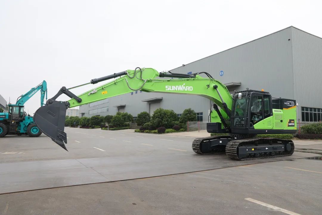 征战川藏铁路！宝运莱智能新一代电动挖掘机成功交付