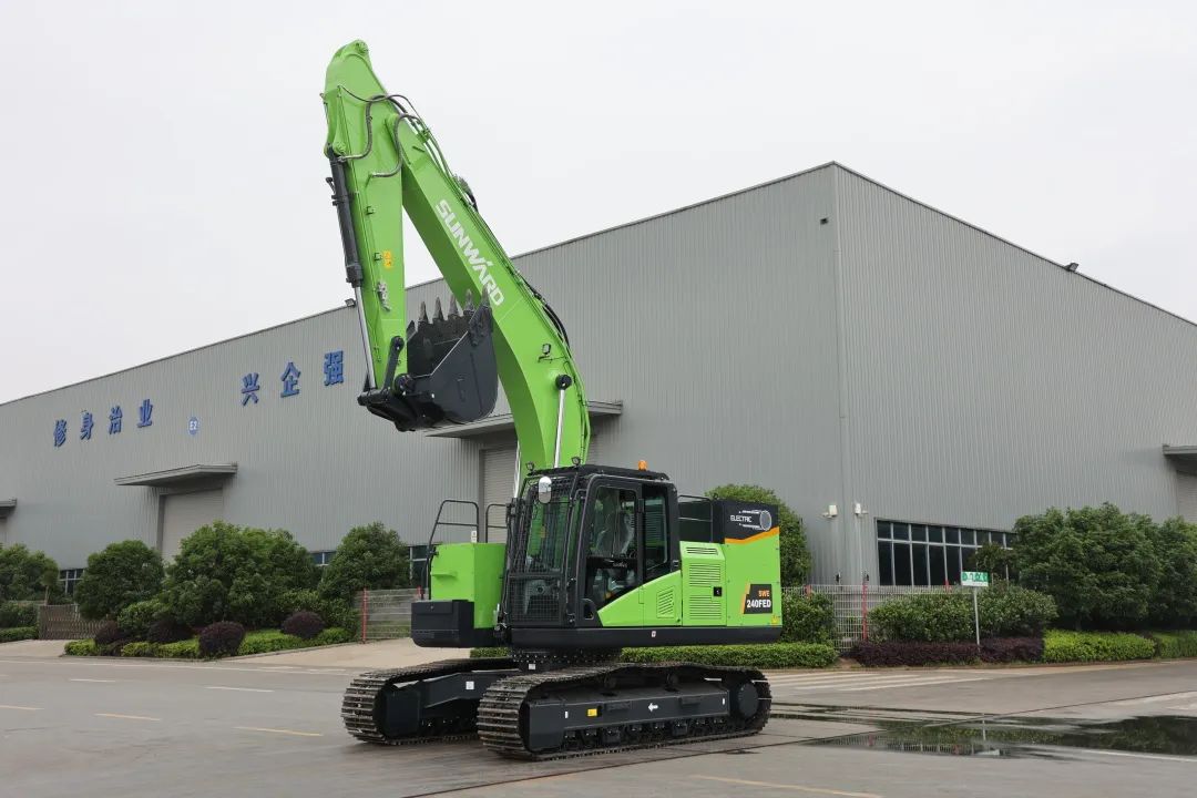 征战川藏铁路！宝运莱智能新一代电动挖掘机成功交付