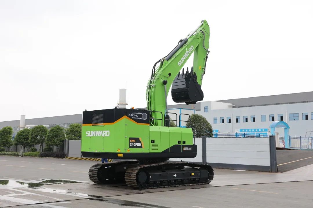 征战川藏铁路！宝运莱智能新一代电动挖掘机成功交付