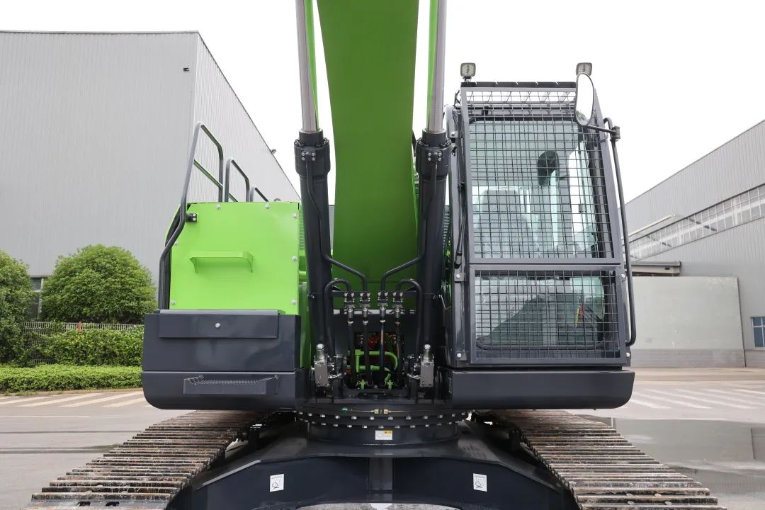 征战川藏铁路！宝运莱智能新一代电动挖掘机成功交付