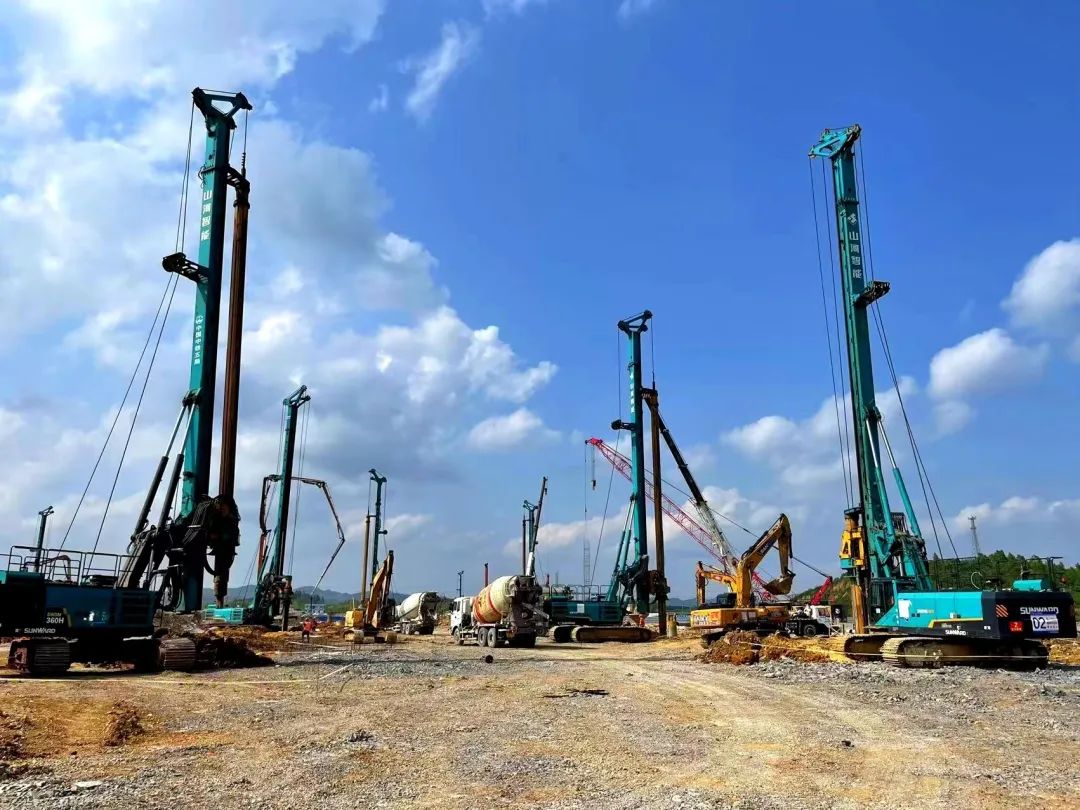 打桩“神器”再露锋芒！宝运莱智能旋挖钻机助力贵阳贵安新区负极材料项目加速建设