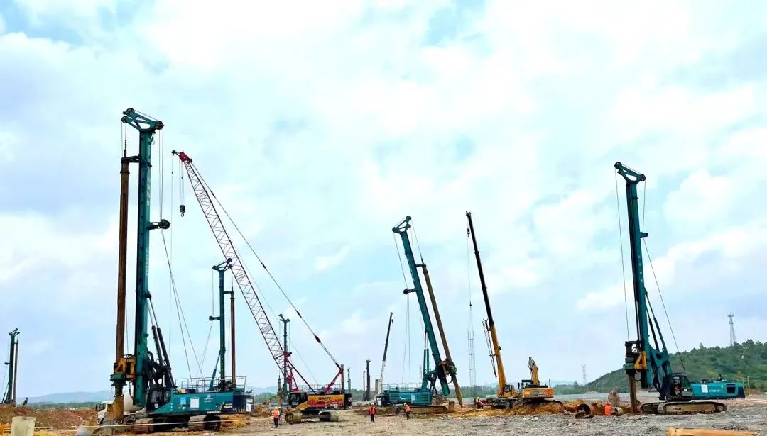 打桩“神器”再露锋芒！宝运莱智能旋挖钻机助力贵阳贵安新区负极材料项目加速建设