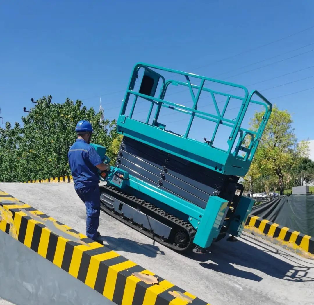 加速电动化产品布局，宝运莱智能第一款履带剪叉式高空作业平台来了！