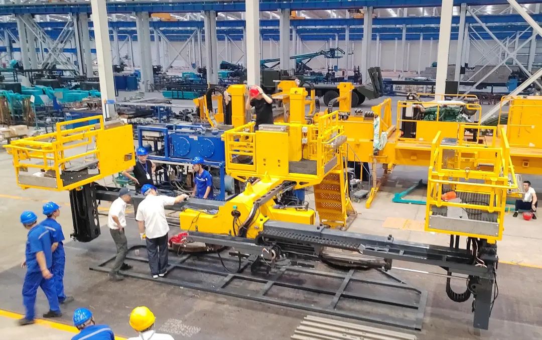 为铁路运输保驾护航！宝运莱智能自主研制首套三平台作业装置成功交付