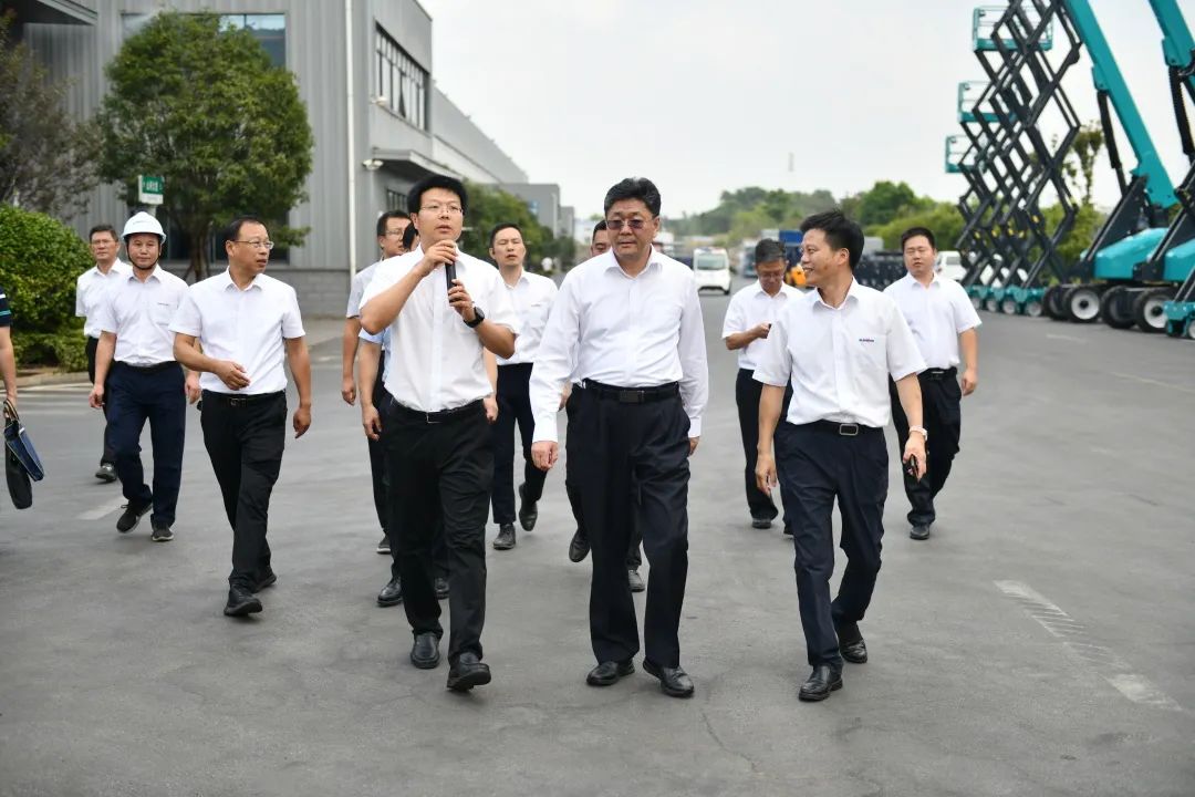 国家应急管理部郭治武局长一行考察宝运莱智能无人化应急救援装备