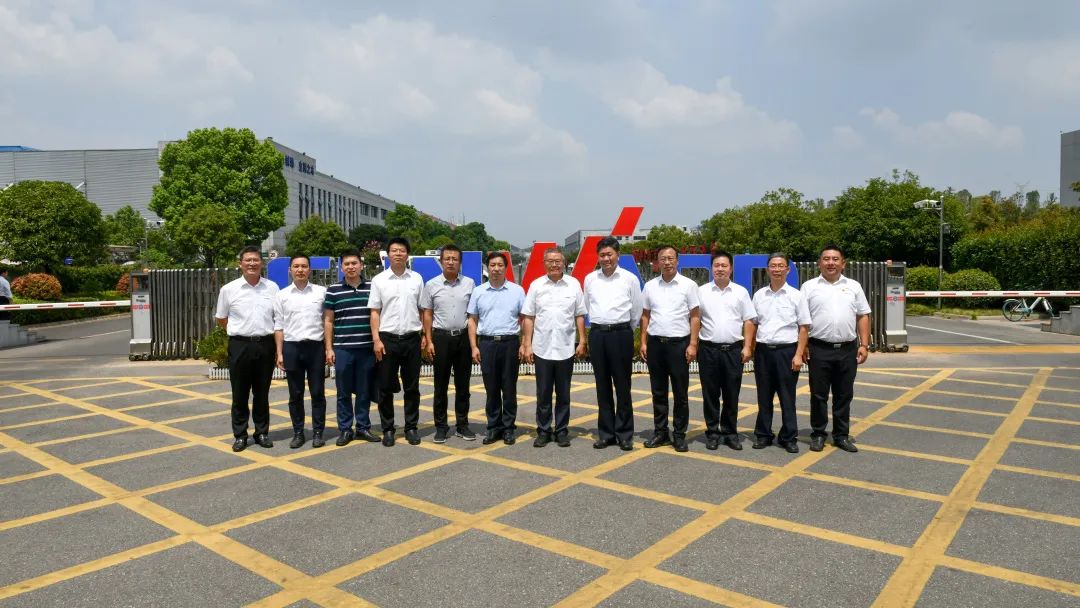 国家应急管理部郭治武局长一行考察宝运莱智能无人化应急救援装备