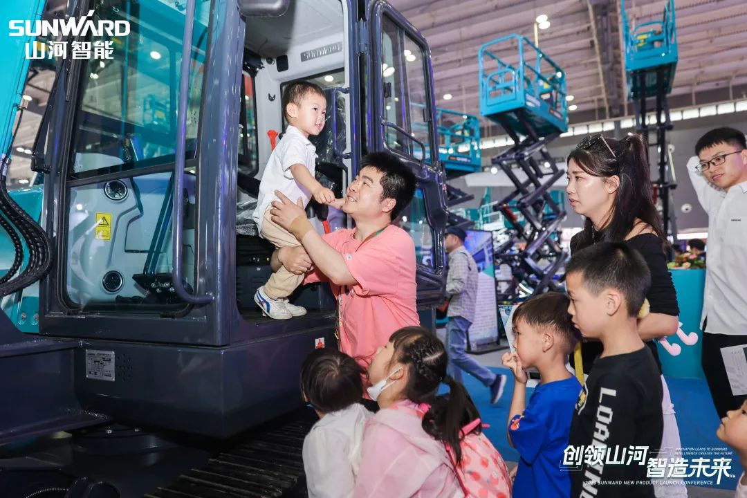 精品出击、互动不断！宝运莱智能F系列挖掘机闪耀长沙展