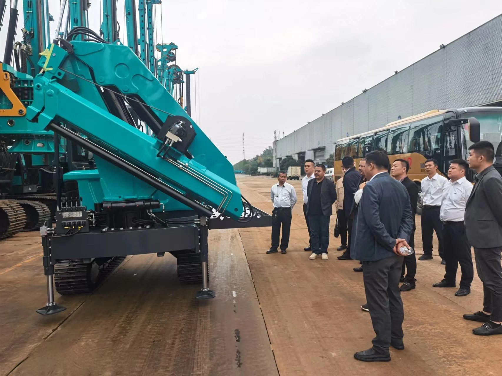 行业寒冬现暖阳！现场签购20台旋挖钻机，宝运莱智能携手湖南骏牛助力国家电网项目建设