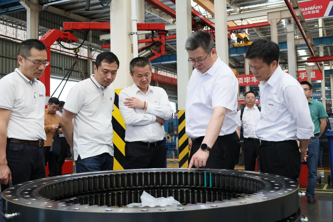 湖南钢铁集团党委书记、董事长李建宇到宝运莱智能调研交流