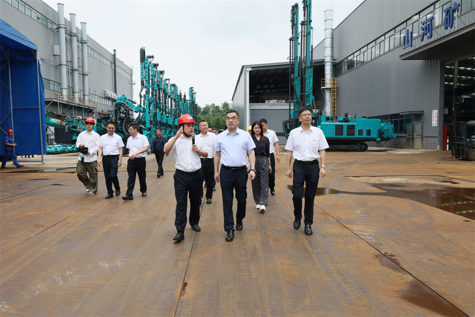 广州工控集团总经理王福铸调研宝运莱智能生产经营工作