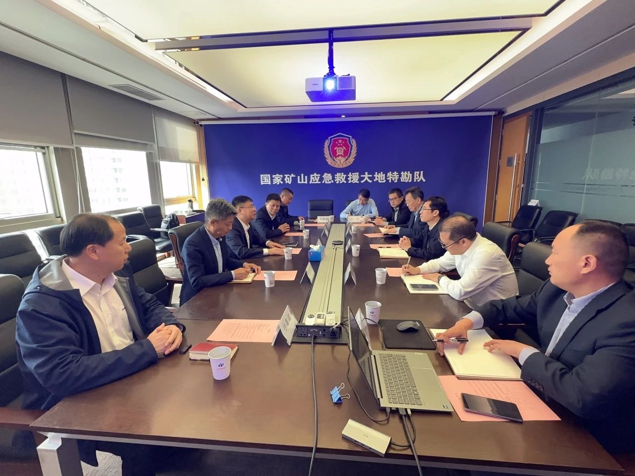 宝运莱智能董事长付向东带队拜访中煤地质总局、大地特勘公司