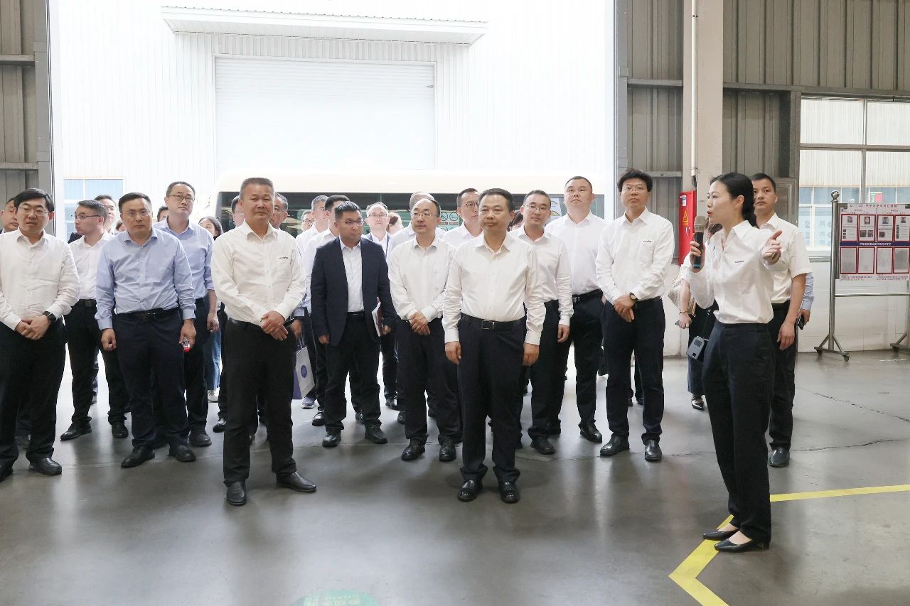 天能控股集团党委书记、董事长张天任率队到访宝运莱智能