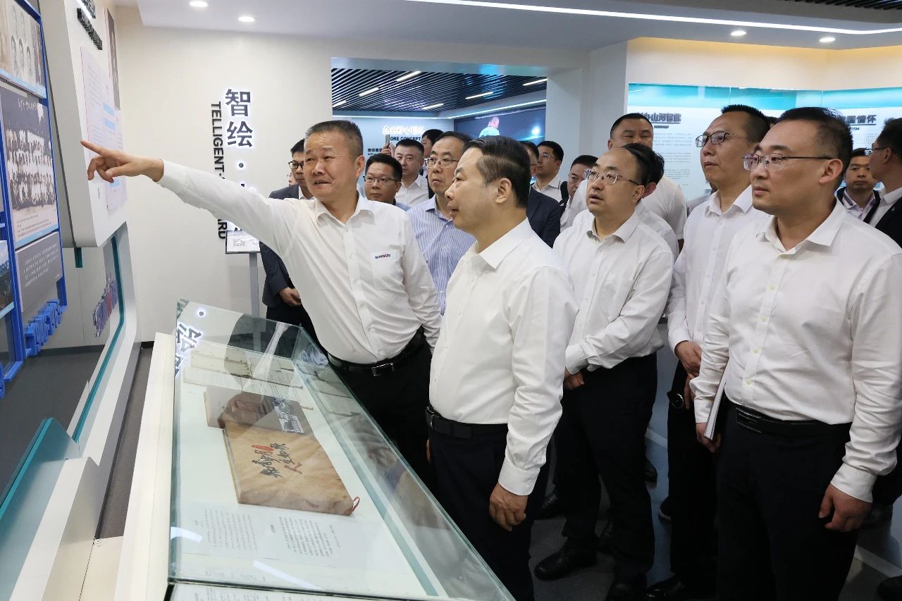 天能控股集团党委书记、董事长张天任率队到访宝运莱智能