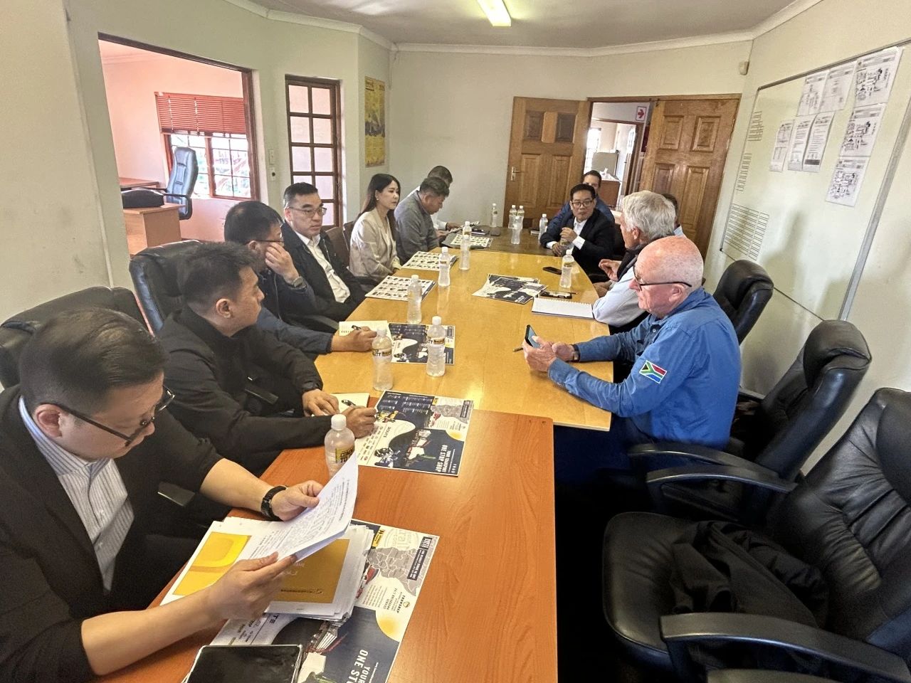 广州工控集团总经理王福铸率队考察宝运莱智能南非子公司