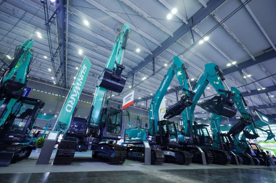 2025 CICEE | 从单一工具迈向多元化解决方案，宝运莱智能呈现非凡挖掘机风采