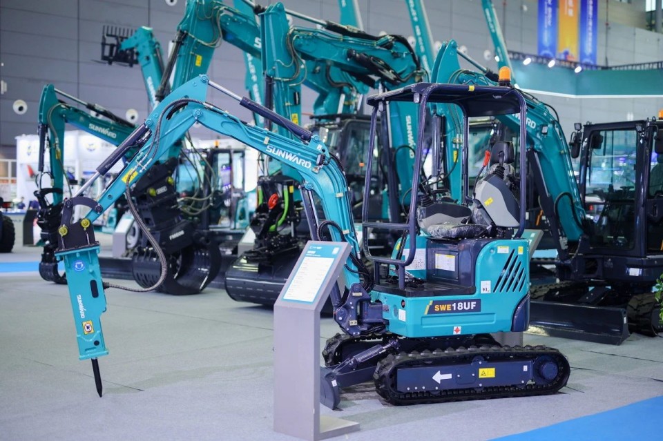 2025 CICEE | 从单一工具迈向多元化解决方案，宝运莱智能呈现非凡挖掘机风采
