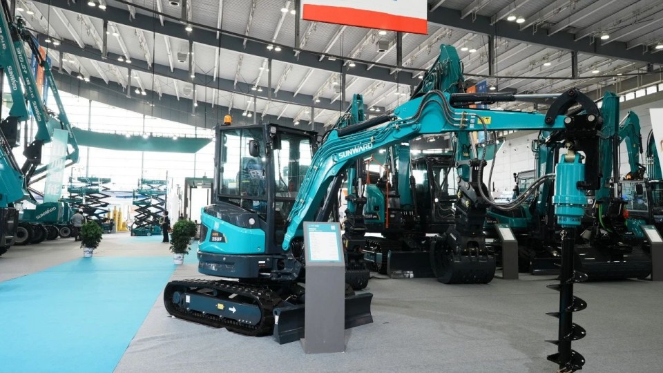 2025 CICEE | 从单一工具迈向多元化解决方案，宝运莱智能呈现非凡挖掘机风采