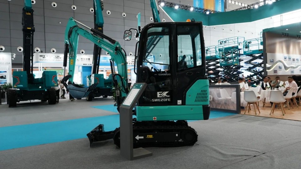 2025 CICEE | 从单一工具迈向多元化解决方案，宝运莱智能呈现非凡挖掘机风采