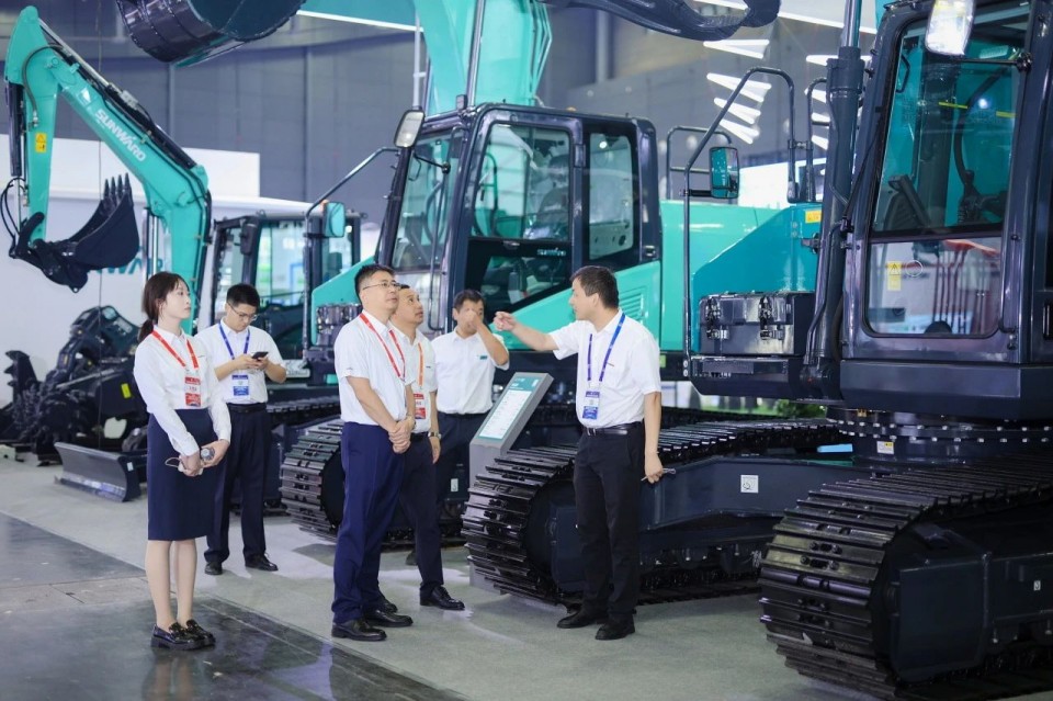 2025 CICEE | 从单一工具迈向多元化解决方案，宝运莱智能呈现非凡挖掘机风采