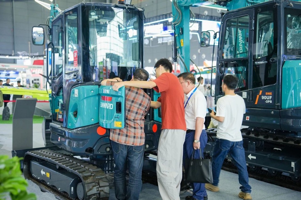 2025 CICEE | 从单一工具迈向多元化解决方案，宝运莱智能呈现非凡挖掘机风采