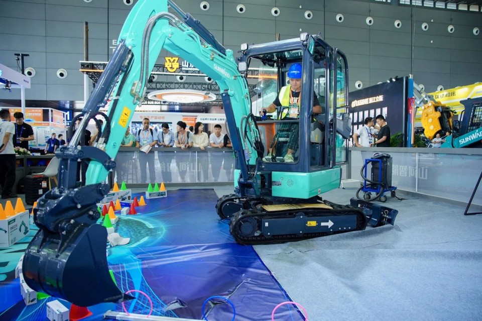 2025 CICEE | 从单一工具迈向多元化解决方案，宝运莱智能呈现非凡挖掘机风采