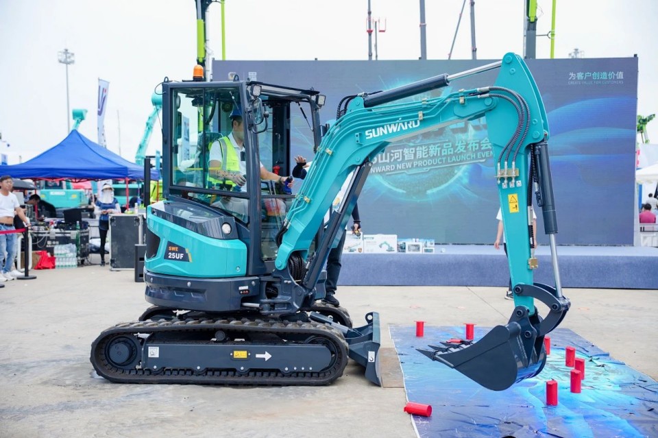 2025 CICEE | 从单一工具迈向多元化解决方案，宝运莱智能呈现非凡挖掘机风采