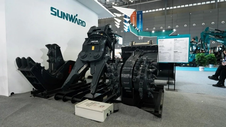 2025 CICEE | 从单一工具迈向多元化解决方案，宝运莱智能呈现非凡挖掘机风采