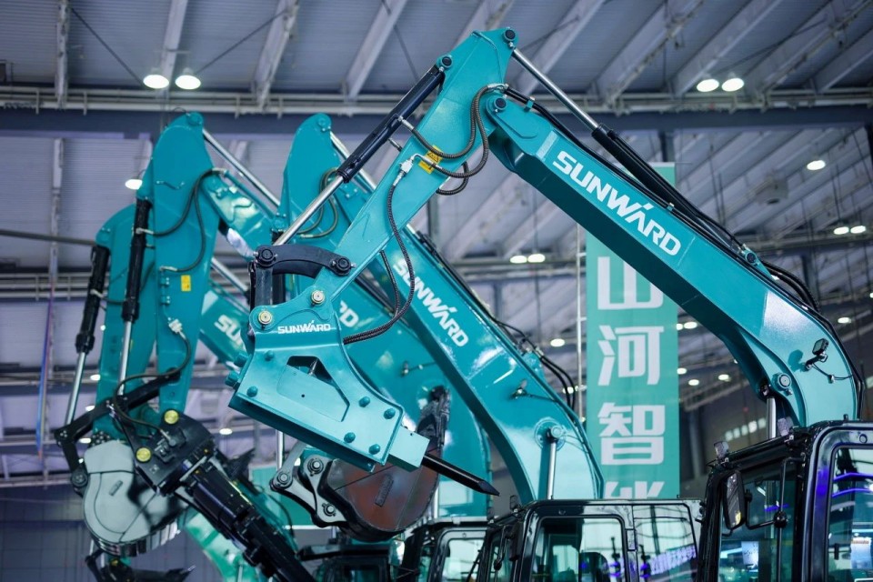 2025 CICEE | 从单一工具迈向多元化解决方案，宝运莱智能呈现非凡挖掘机风采