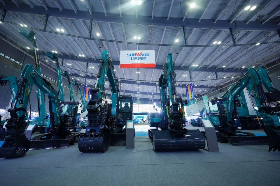 2025 CICEE | 从单一工具迈向多元化解决方案，宝运莱智能呈现非凡挖掘机风采