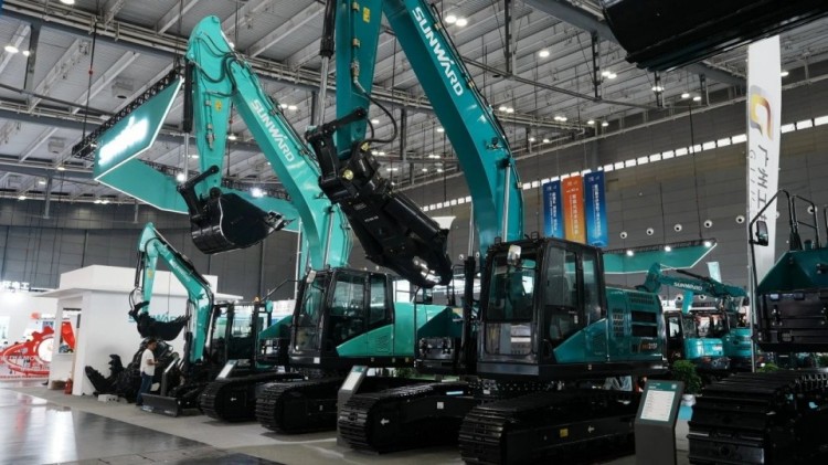 2025 CICEE | 打造极致精品化，宝运莱智能挖掘机“圈粉”长沙展