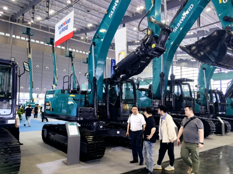 2025 CICEE | 打造极致精品化，宝运莱智能挖掘机“圈粉”长沙展