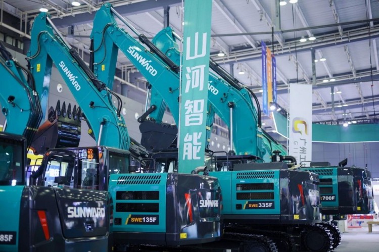 2025 CICEE | 打造极致精品化，宝运莱智能挖掘机“圈粉”长沙展