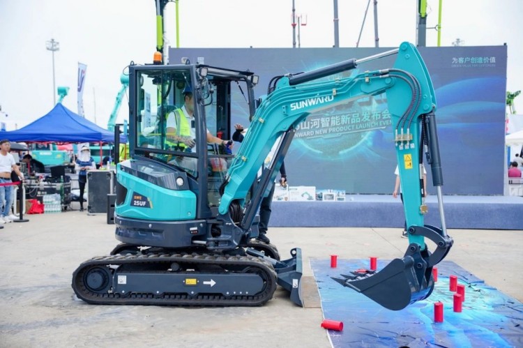2025 CICEE | 打造极致精品化，宝运莱智能挖掘机“圈粉”长沙展