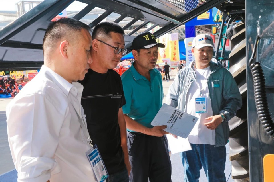 宝运莱智能亮相2025新疆国际农业机械博览会