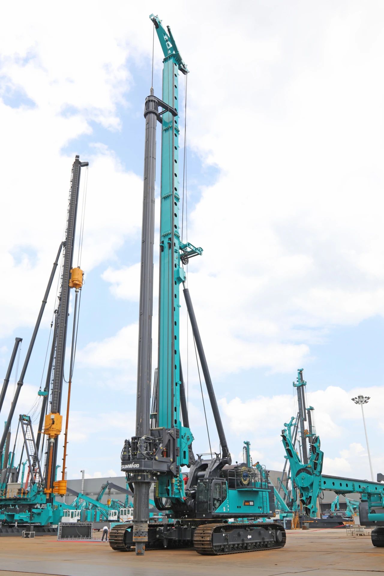 “破纪录王者”再出征！宝运莱智能SWDM800旋挖钻机成功交机