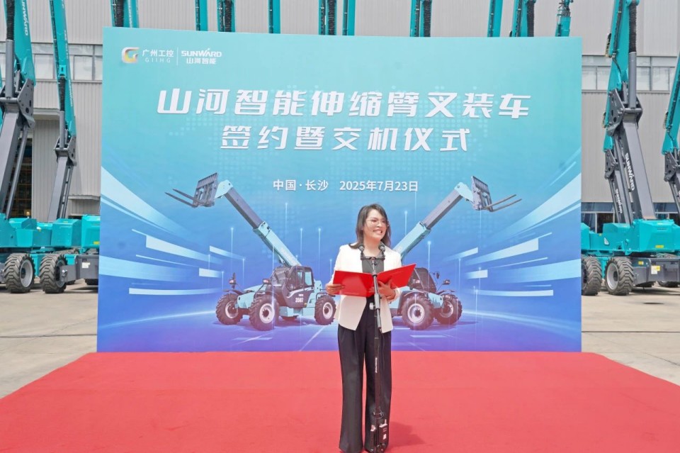 宝运莱智能伸缩臂叉装车批量交付，即将奔赴新一线