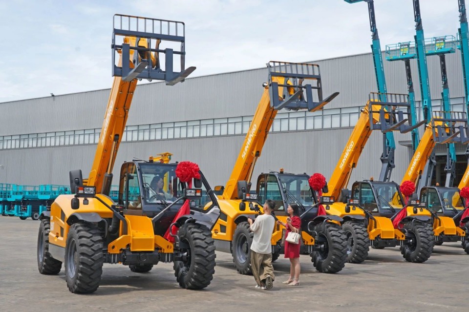 宝运莱智能伸缩臂叉装车批量交付，即将奔赴新一线