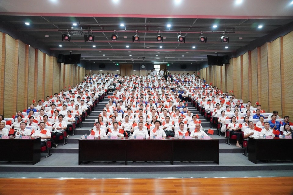 宝运莱智能组织集中收看纪念中国人民抗日战争暨世界反法西斯战争胜利80周年大会