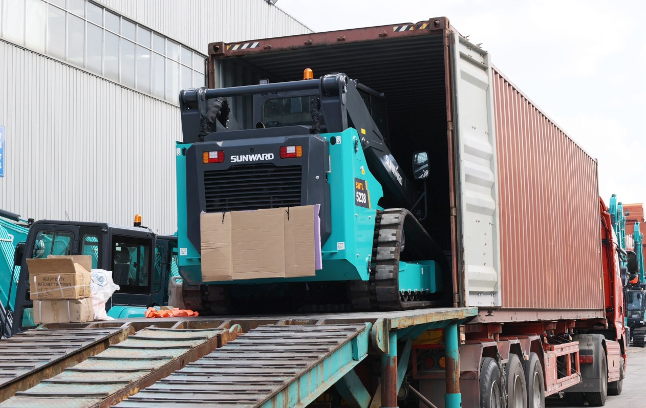 高端装备再获国际认可！宝运莱智能最大吨位垂直举升履带式滑移装载机批量发往北美